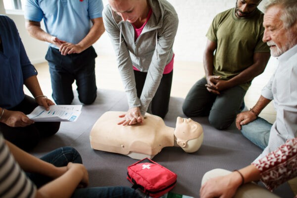 grupo-personas-diversas-clase-entrenamiento-cpr